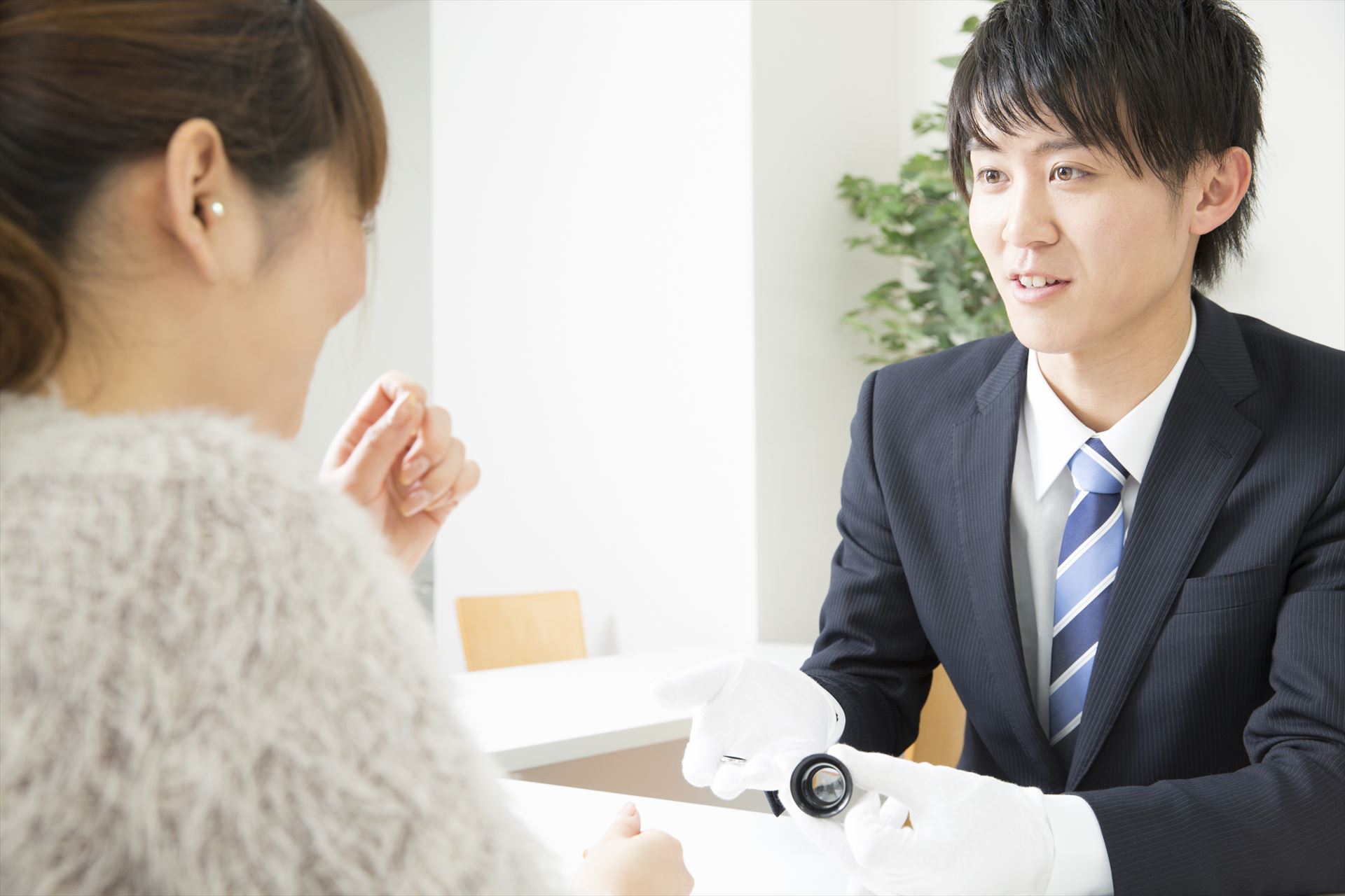 査定結果を顧客へ説明する鑑定士